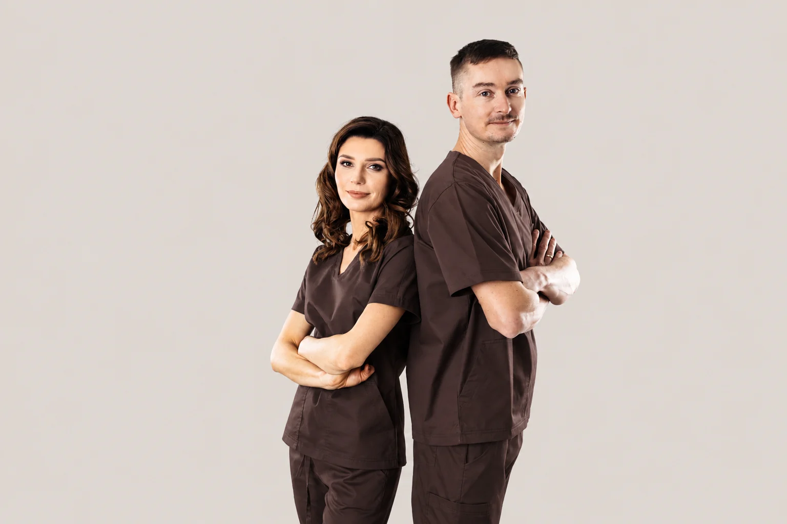 Lekarze Stomatologia Łabno w ciemnych strojach medycznych